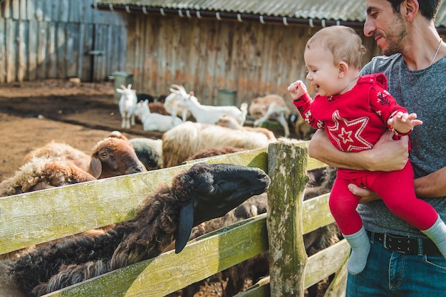 Foto zijkant van moeder en dochter die op het veld zitten