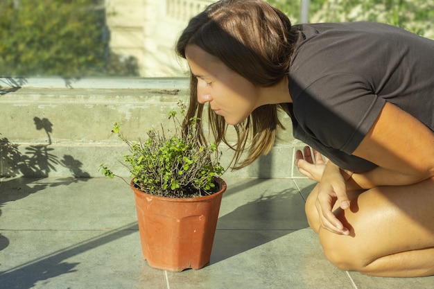 Foto zijkant van vrouw met potplanten