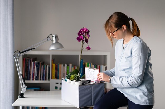 Foto zijkant van vrouw met rode bloemen op tafel