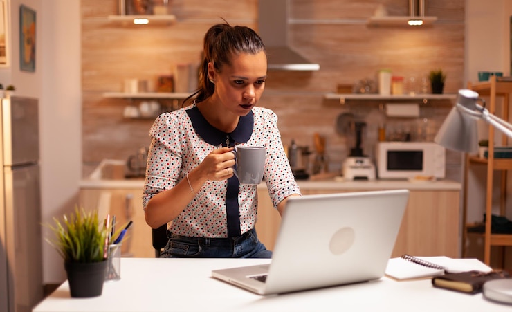Foto zijkantbeeld van een jonge man met een laptop aan tafel