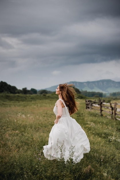 Zijkantbeeld van een jonge vrouw die op een grasveld loopt tegen een bewolkte lucht