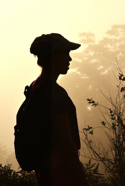 Zijkantbeeld van silhouet jongen tijdens zonsondergang
