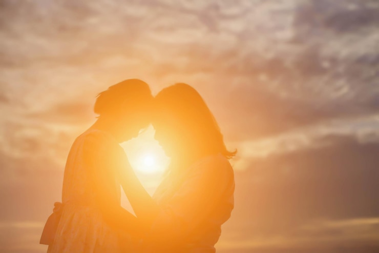 Foto zijkantbeeld van silhouetpaar tegen de hemel tijdens zonsondergang