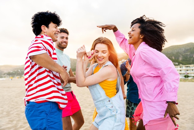 Zijkantbeeld van vrienden die genieten van een picknick