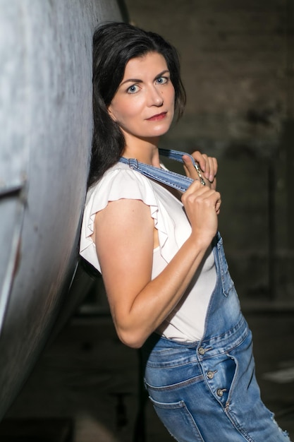 Foto zijkantportret van een vrouw die op de muur leunt