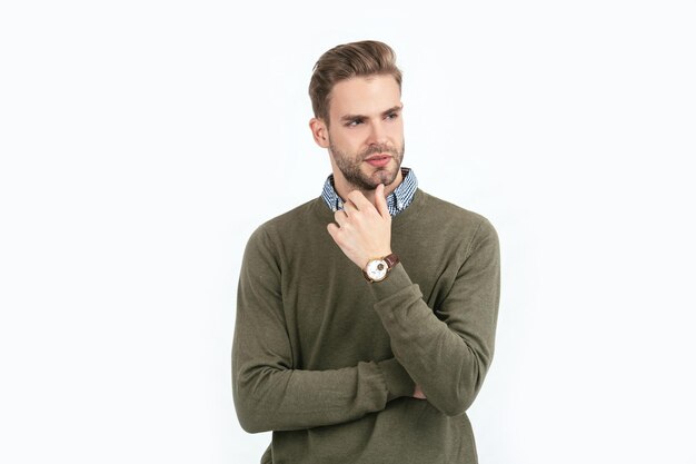 Zijn eigen stijl trendy mannen met polshorloge geïsoleerd op wit mannelijke mode accessoire concept van tijd kerel controleren tijd ongeschoren man knappe man met verzorgd haar casual man met polshorloge