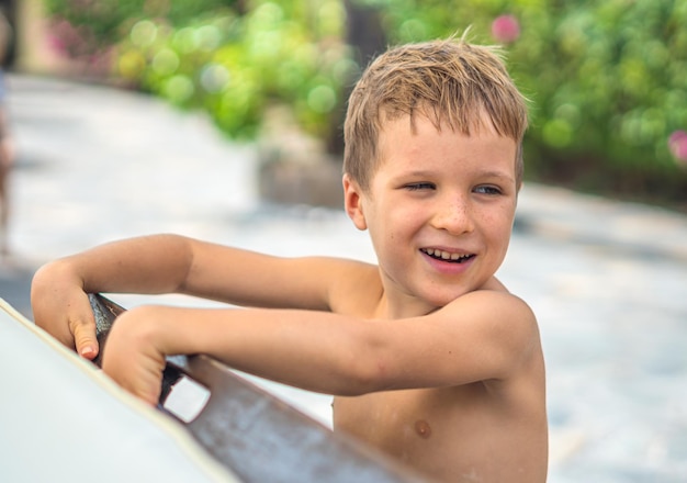 Zijportret ondeugende jongen sproeten neus open mond intrigerend sluwe stemming glimlach lachen gezicht uitdrukking gebaren Vreugden Gelukkige jeugd relatie gedrag opvoeding ouderschap Grappige foto