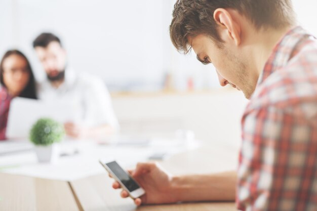 Zijportret van de mens die mobiel gebruikt