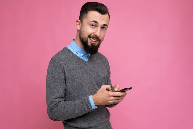 Zijprofielfoto van een coole, knappe brunet ongeschoren jonge man met een grijze baard