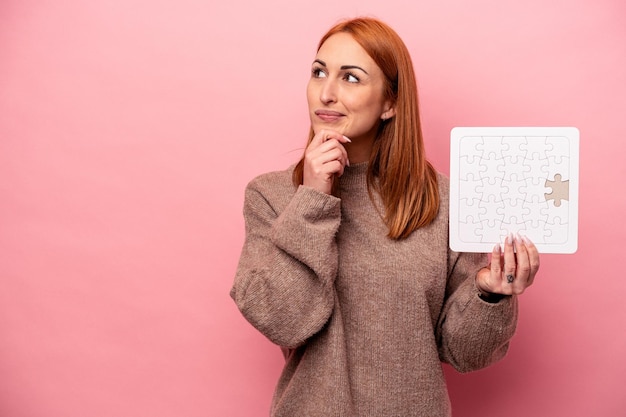 Zijwaarts kijkend met een twijfelachtige en sceptische uitdrukking