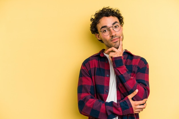 Zijwaarts kijkend met een twijfelachtige en sceptische uitdrukking