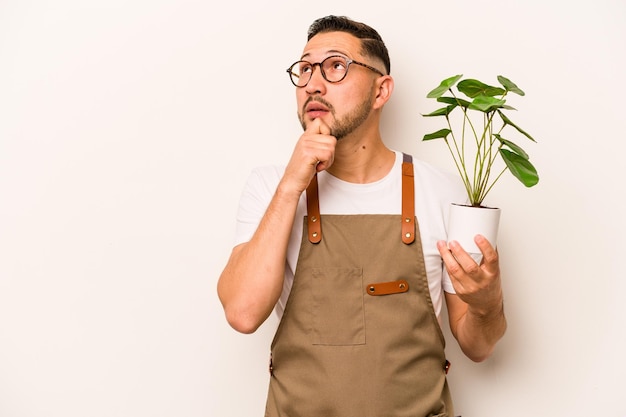 Zijwaarts kijkend met een twijfelachtige en sceptische uitdrukking