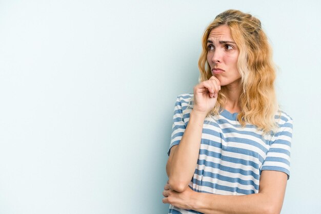 Foto zijwaarts kijkend met een twijfelachtige en sceptische uitdrukking