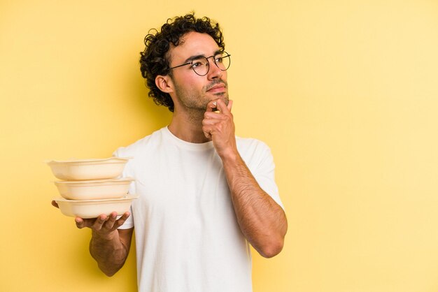 Foto zijwaarts kijkend met een twijfelachtige en sceptische uitdrukking