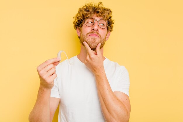 Zijwaarts kijkend met een twijfelachtige en sceptische uitdrukking