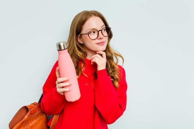 Zijwaarts kijkend met een twijfelachtige en sceptische uitdrukking