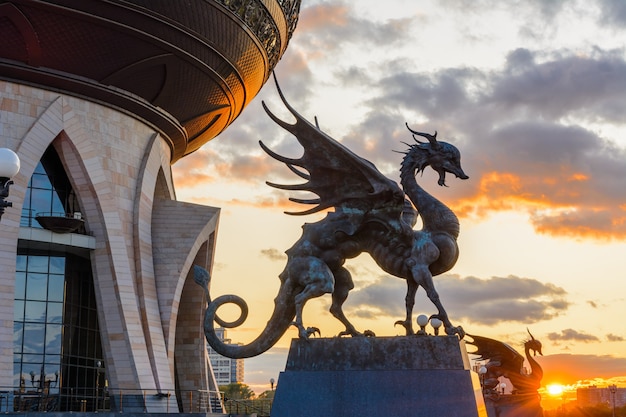 Zilant is een legendarisch wezen, iets tussen een draak en een wyvern. Sindsdien is het het officiële symbool van Kazan. Centraal Trouwpaleis. Zonsondergang.