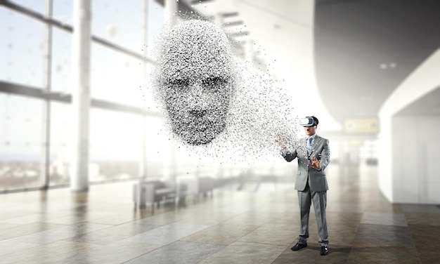 Zilver digitaal hoofd en een zakenman in virtual reality-headset. Gemengde media
