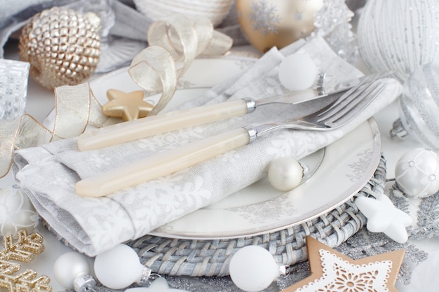 Zilver en crème kersttafel instelling met kerstversiering