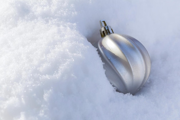 Zilver glitterbal op zilveren kerst- en nieuwjaarskaart als achtergrond