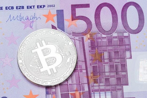 Zilveren bitcoin op 500 euro bankbiljet achtergrond Hoge resolutie foto