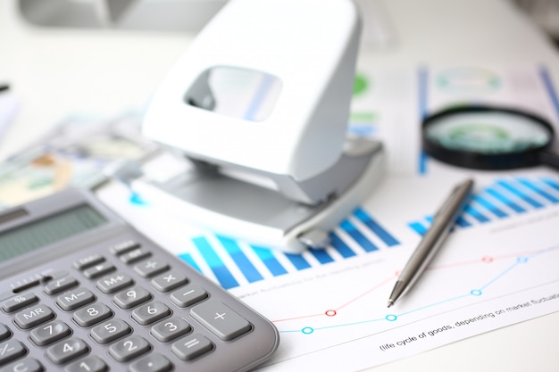 Zilveren calculator en financiële statistieken op klembord