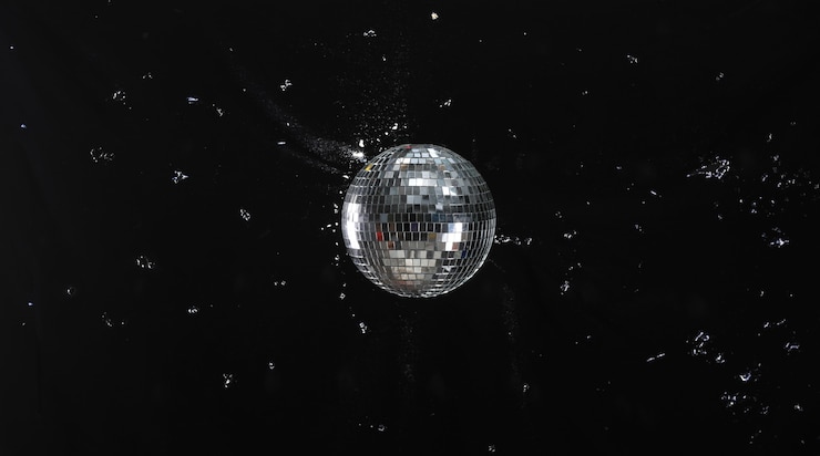 zilveren discobal op zwarte achtergrond