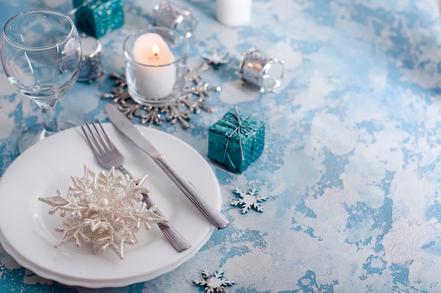 Zilveren en crème kersttafel met decoraties