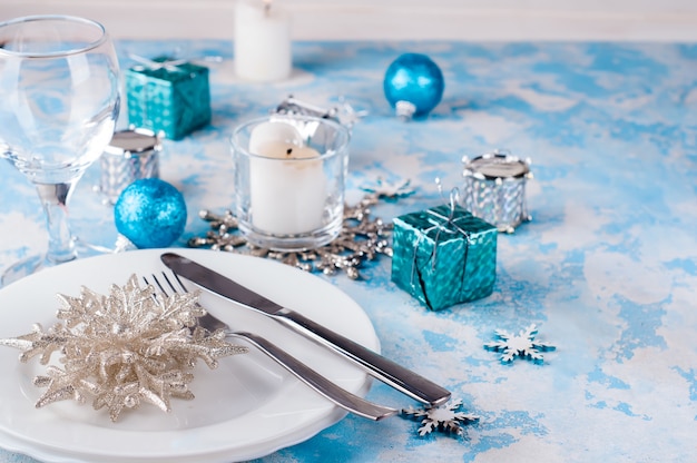 Zilveren en crème kersttafel met decoraties