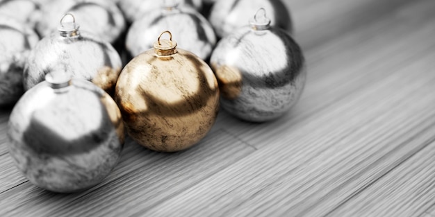 Zilveren en gouden kerstballen op hout