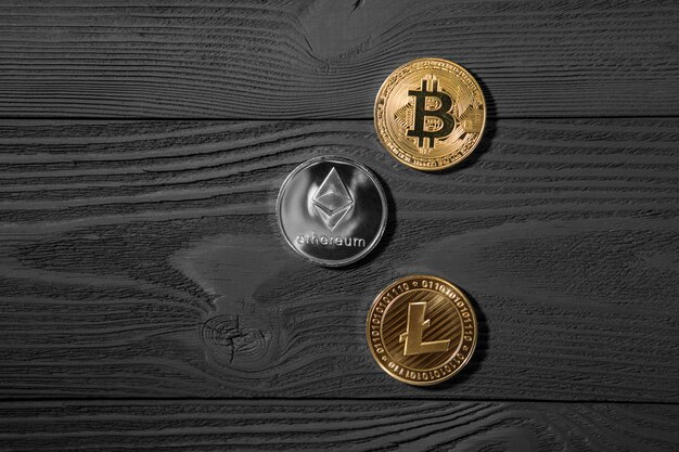 Zilveren en gouden munten met bitcoin, rimpel en etherisch symbool