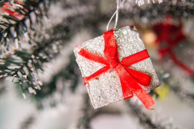 Zilveren geschenkdecoratie op kerstboom