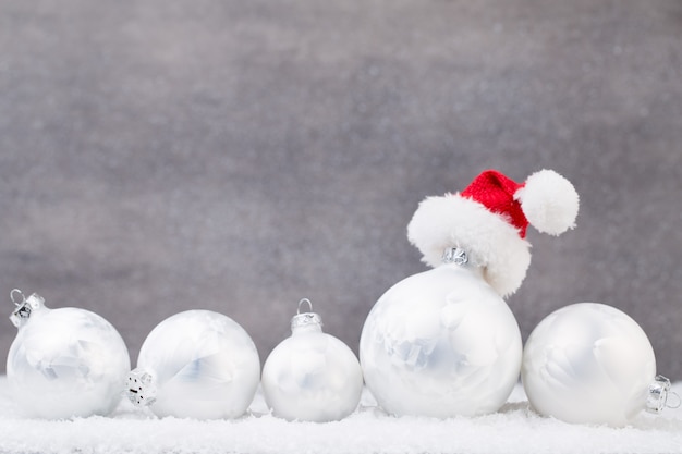Zilveren kerstballen op glanzende achtergrond