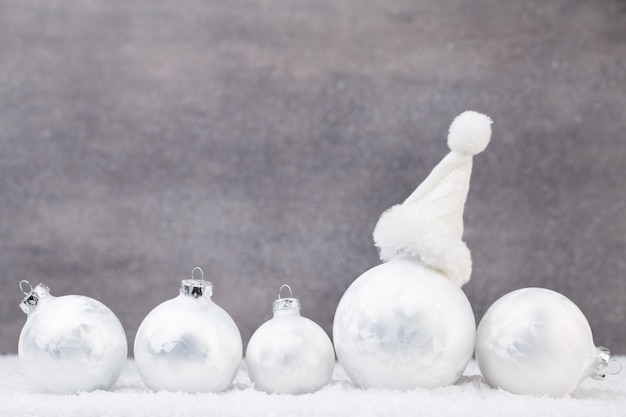 Zilveren kerstballen op glanzende achtergrond