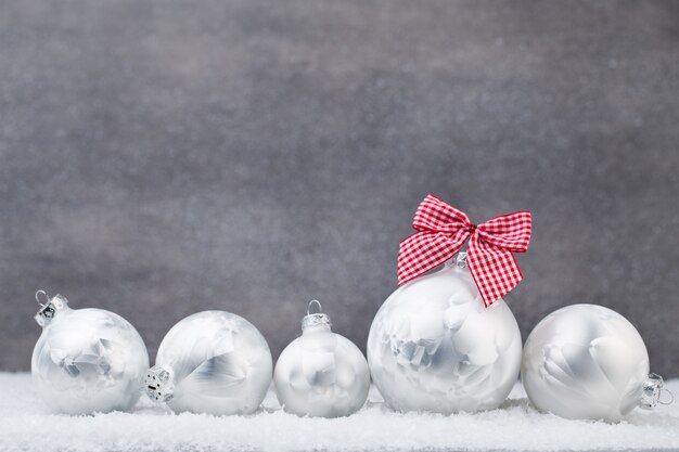 Zilveren kerstballen op glanzende achtergrond