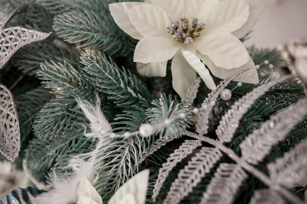 zilveren kerstspeelgoed aan de boom Kerstboom met zilver en wit speelgoed in het interieur