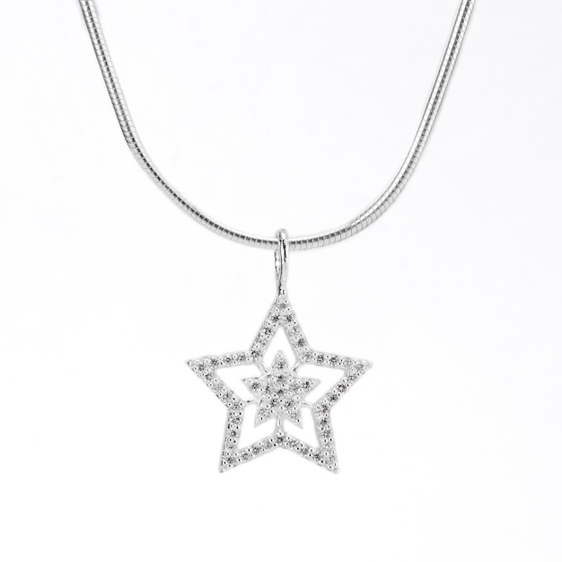 Foto zilveren ketting met een hanger in de vorm van een vijfpuntige ster op een witte achtergrond