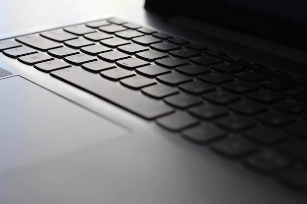 zilveren laptoptoetsenbord in donkere kleuren met Engelse toetsenbordclose-up