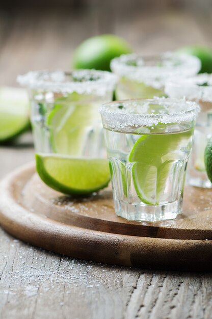 Zilveren Mexicaanse tequila met limoen