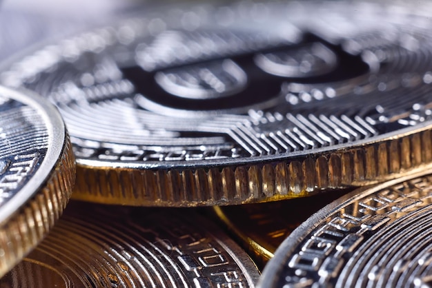 Zilveren munten met bitcoin-symbool