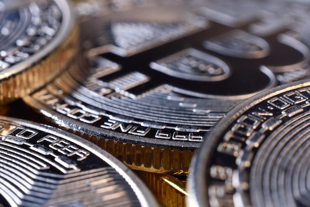 Zilveren munten met bitcoin-symbool