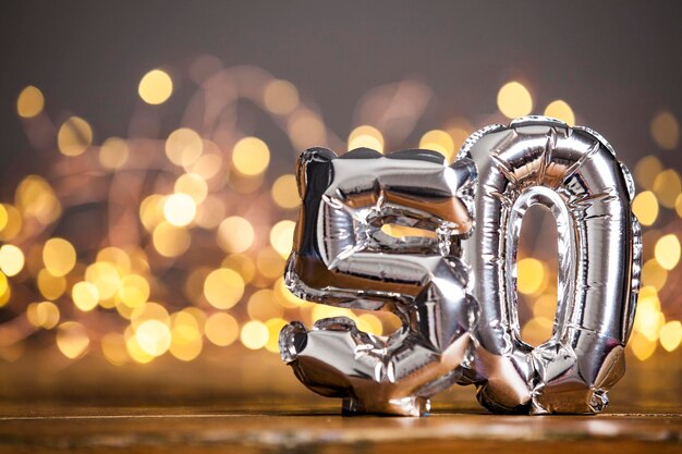 Zilveren nummer 50 viering folieballon tegen vage lichte achtergrond