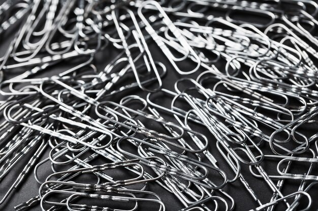 Zilveren paperclips verspreid als gestructureerde achtergrond