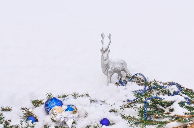 Zilveren rendierspeelgoed Zilvergrijs glanzend kerstrendier op witte sneeuwachtergrond