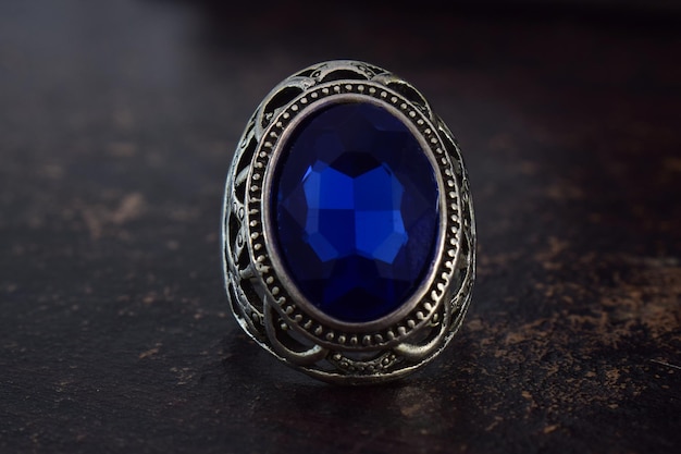zilveren ring met blauwe saffier