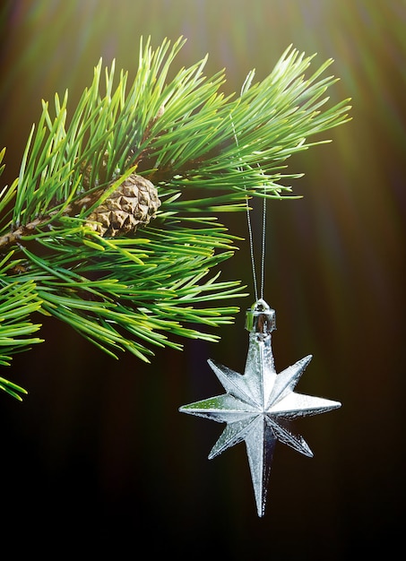 Zilveren ster op zwarte achtergrond, kerstbal