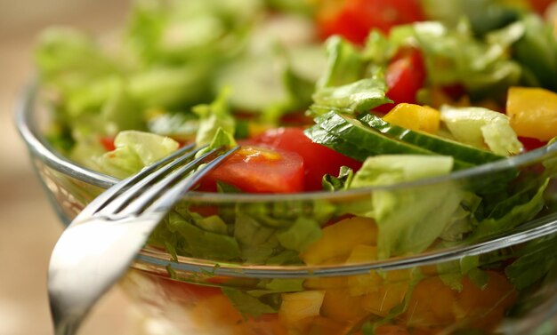 Zilveren vork in bord mengt salade verse groenten
