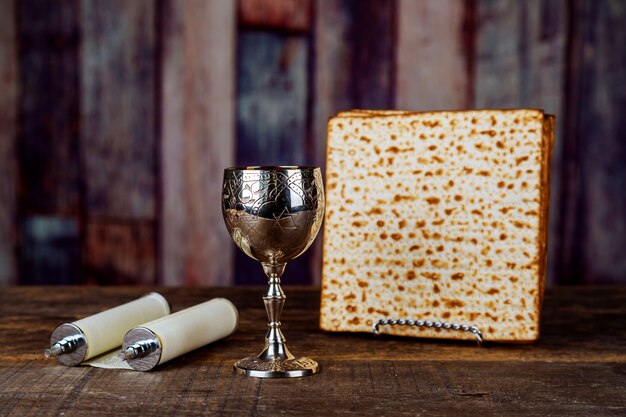 Zilveren wijnbeker met matzah, Joodse symbolen voor de Pesach Pesach-vakantie. Pascha concept.