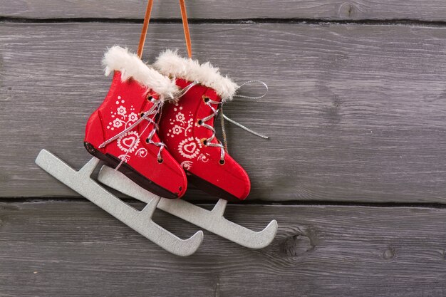 Zilveren witte Kerstmissneeuwvlok en rode vleten over uitstekende houten achtergrond. Getinte afbeelding