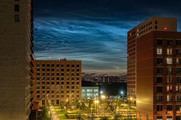 Zilveren wolken Nachtlichtende wolken zijn heldere wolkachtige atmosferische verschijnselen die zichtbaar zijn in een diepe schemering Het zijn de hoogste wolken in de atmosfeer van de aarde